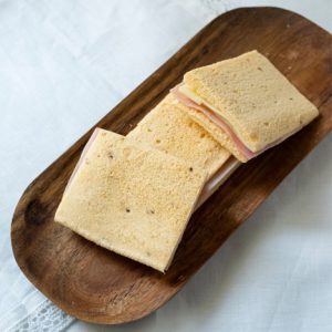 Mini sandwichito en pan de tomate con jamón y queso. www.mybasket.es