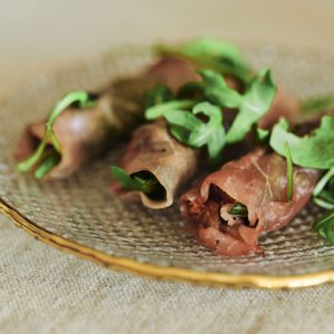 Mini rollitos de carpaccio con parmesano, tomate seco y pesto de pistacho (4 uds). www.mybasket.es
