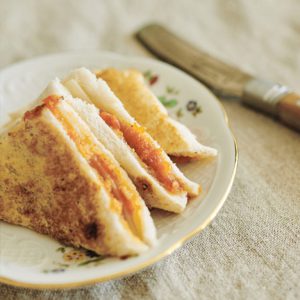 Mini sandwichito de sobrasada Can Company con miel cortado en triangulitos. www.mybasket.es