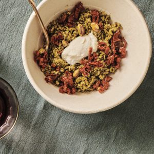 Ensalada de orzo (pasta) con tomate seco, pesto de pistachos y burrata. Ración. www.mybasket.es