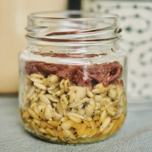 Vasito de Orzo con tomate seco, pesto de pistachos y burrata. www.mybasket.es