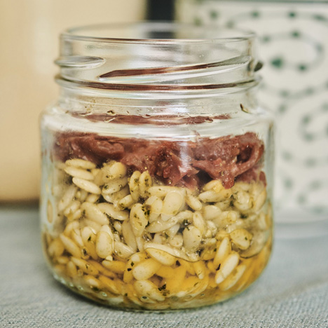Vasito de Orzo con tomate seco, pesto de pistachos y burrata. www.mybasket.es Vasito de Orzo con tomate seco, pesto de pistachos y burrata. www.mybasket.es
