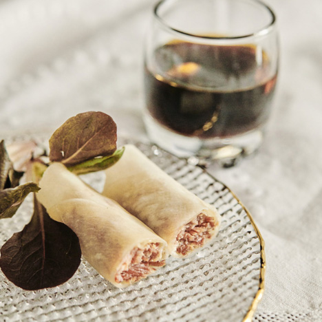 Mini rollitos de pato laqueado con salsa Hoisin (4 uds). www.mybasket.es