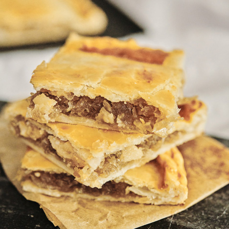 Empanada de cebolla caramelizada y queso de cabra. www.mybasket.es Empanada de cebolla caramelizada y queso de cabra. www.mybasket.es