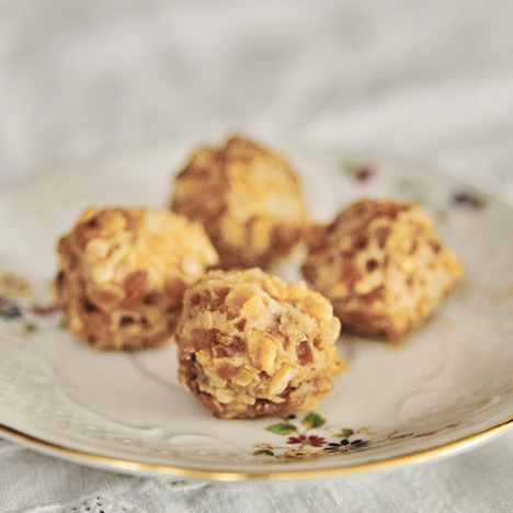 Bomboncitos de foie con crocanti de almendra. (4 uds). www.mybasket.es