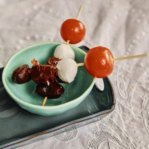 Brochetas de cherry, mozzarella, tomate seco y aceituna kalamata (4 uds). www.mybasket.es