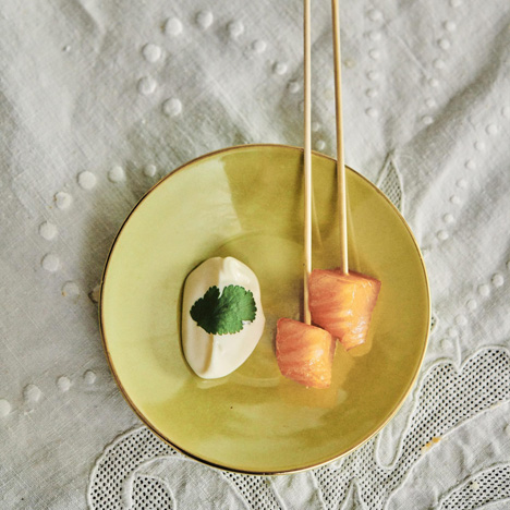 Brochetas de salmón ahumado con mayonesa de lima y jengibre (4 uds). www.mybasket.es Brochetas de salmón ahumado con mayonesa de lima y jengibre (4 uds). www.mybasket.es