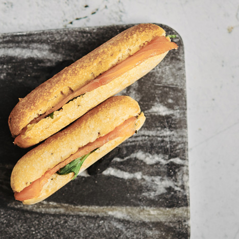 Bocatín de salmón ahumado con salsa de miel y mostaza y queso crema. www.mybasket.es