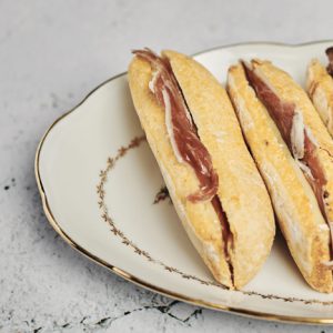 Bocatín de jamón ibérico de bellota cortado a cuchillo con tomate rallado. www.mybasket.es