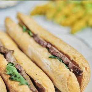 Bocatín de roastbeef de cebolla caramelizada y rúcula. www.mybasket.es