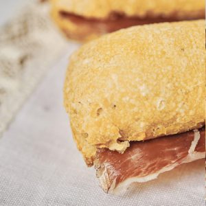 Bocatín en pan de tomate con jamón ibérico de bellota y nuestro brie trufado. www.mybasket.es