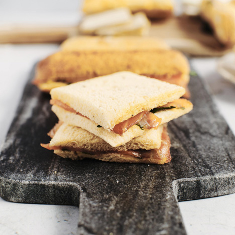 Mini sandwichito de salmón ahumado con queso crema, rúcula, miel y mostaza. www.mybasket.es Mini sandwichito de salmón ahumado con queso crema, rúcula, miel y mostaza. www.mybasket.es