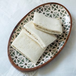 Mini sandwichito de queso mascarpone y trufa. www.mybasket.es