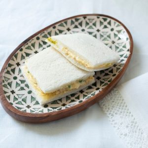 Mini sandwichito vegetal con huevo, ventresca de atún, mayonesa y lechuga. www.mybasket.es