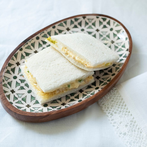 Mini sandwichito vegetal con huevo, ventresca de atún, mayonesa y lechuga. www.mybasket.es