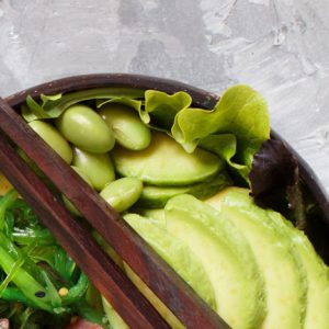 Vasito de algas wakame con edamame y aguacate. www.mybasket.e
