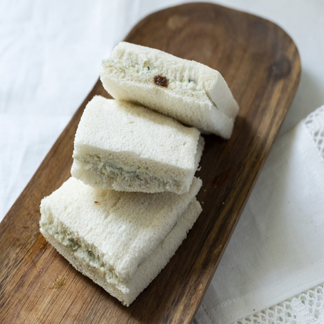 Mini sandwichito de queso gorgonzola, puerro y pasas. www.mybasket.es Mini sandwichito de queso gorgonzola, puerro y pasas. www.mybasket.es
