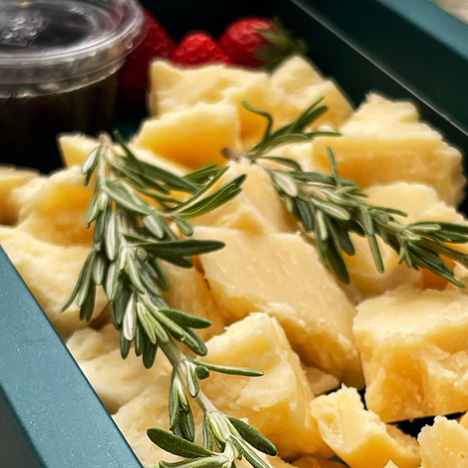 Rocas de parmesano con miel trufada Rocas de parmesano con miel trufada