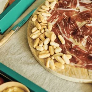 Jamón de bellota 100% ibérico cortado a cuchillo. www.mybasket.es