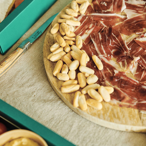 Jamón de bellota 100% ibérico cortado a cuchillo. www.mybasket.es