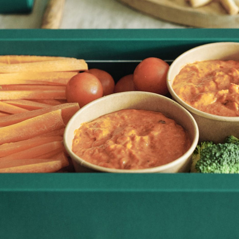 Cremoso de pimientos confitados con crudités de tomates cherry, calabacín y zanahoria. www.mybasket.es