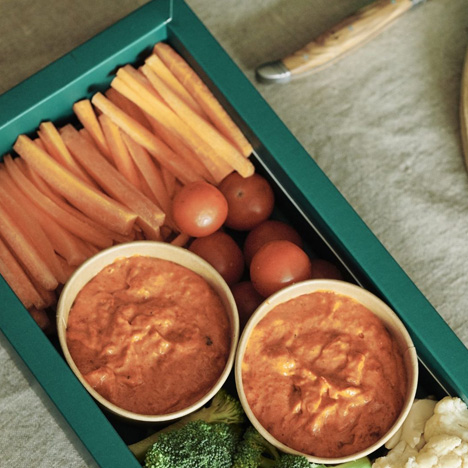 Hummus de tomate seco con crudités de tomates cherry, calabacín y zanahoria. www.mybasket.es