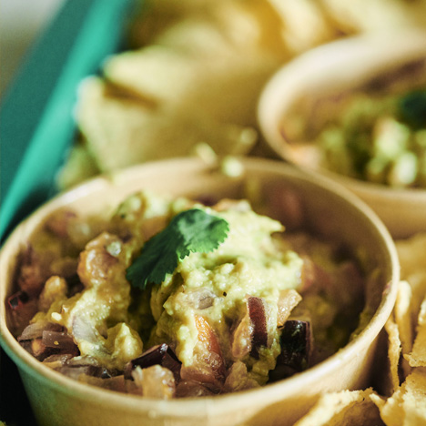 Nachos con guacamole, pico de gallo y un toque picante. www.mybasket.es